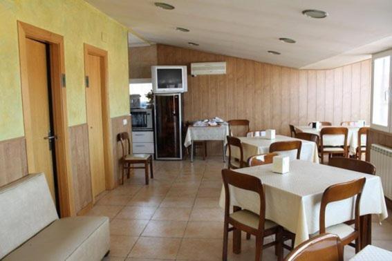 Hostal Valle Del Iregua Albelda De Iregua Ngoại thất bức ảnh