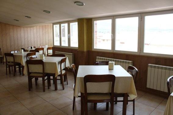 Hostal Valle Del Iregua Albelda De Iregua Ngoại thất bức ảnh